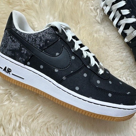 NIKE AIR FORCE 1 07 LV8  US6 718152 001 - Picture 2 of 6